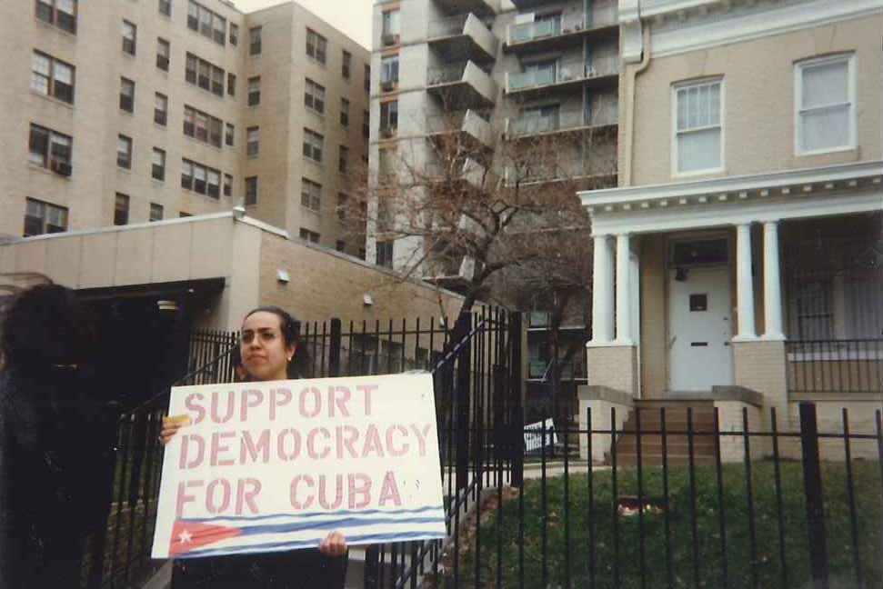 Janisset Rivero protesting for Cuban freedom in Washington in 1996